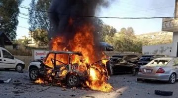 قصف إسرائيلي بصاروخين يستهدف سيارة في النبطية بجنوب لبنان مما أدى لاندلاع النيران فيها