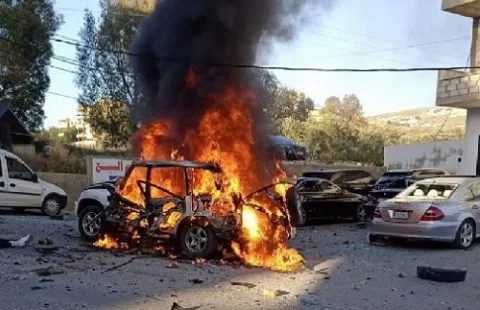 قصف إسرائيلي بصاروخين يستهدف سيارة في النبطية بجنوب لبنان مما أدى لاندلاع النيران فيها قصف إسرائيلي بصاروخين يستهدف سيارة في النبطية بجنوب لبنان مما أدى لاندلاع النيران فيها