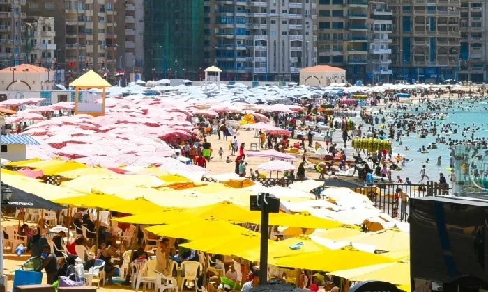 تزايد كبير في الزوار إلى الإسكندرية خلال عيد الأضحى مع تجهيزات واسعة لاستقبالهم.