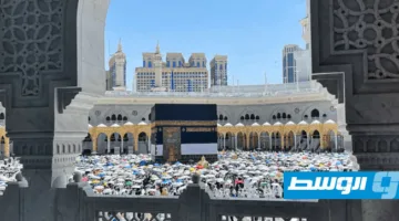 الحجاج ينفذون طواف الوداع في نهاية الشعائر.