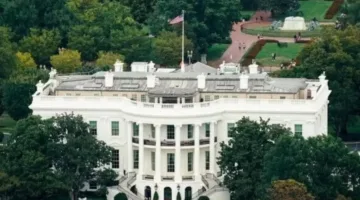 حاكم كاليفورنيا يوجه انتقادات حادة لترامب والبيت الأبيض يرد بتصريحات حاسمة.