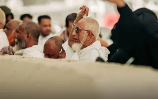 الحجاج يقومون برمي الجمار الثلاث في اليوم الأول من أيام التشريق.