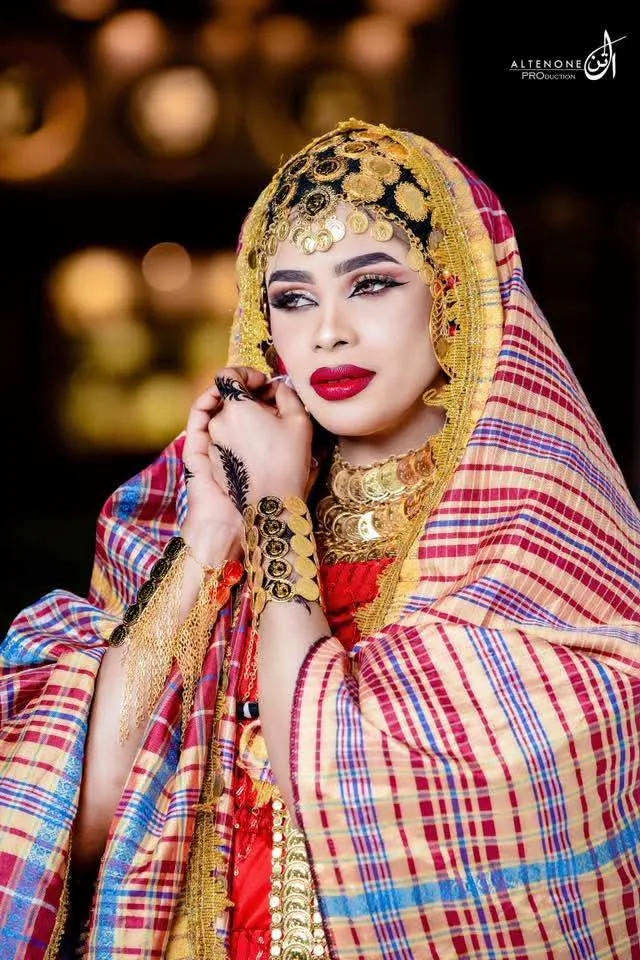 إليكم الصور: الفنانة إيلاف عبد العزيز تأسر متابعيها بإطلالتها الساحرة في (الجرتق) خلال ليلة زفافها. إليكم الصور: الفنانة إيلاف عبد العزيز تأسر متابعيها بإطلالتها الساحرة في (الجرتق) خلال ليلة زفافها.