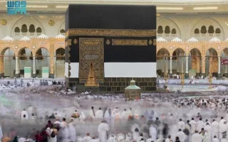 حجاج بيت الله الحرام يقومون بطواف الإفاضة في أجواء روحانية