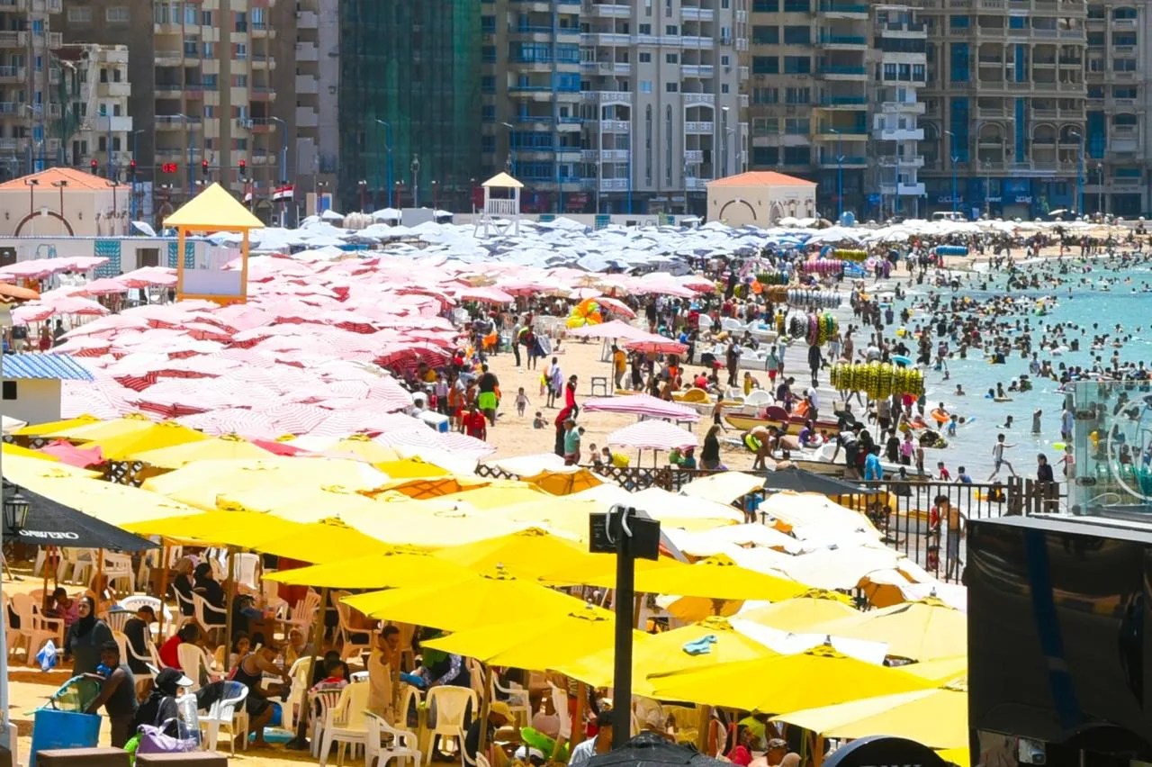 عيد مليء بالفرح: تفاصيل حول إقبال الزوار والمصطافين على الإسكندرية خلال الاحتفالات.
