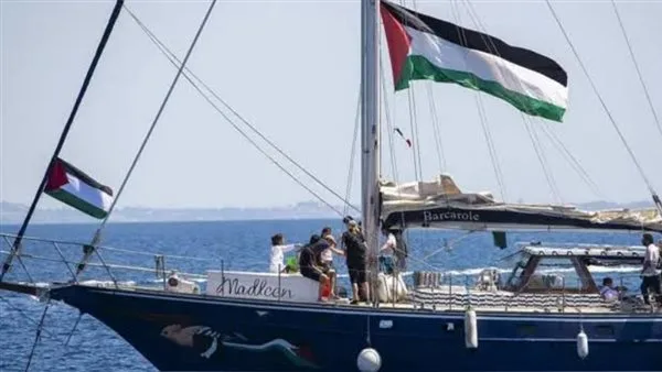 سفينة مادلين تصل إلى ميناء أسدود الإسرائيلي برفقة سفن عسكرية. سفينة مادلين تصل إلى ميناء أسدود الإسرائيلي برفقة سفن عسكرية.
