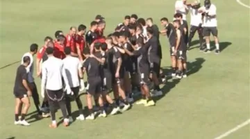 في أول تدريب له في ميامي، لاعبو الأهلي يكرّمون زيزو بممر شرفي.