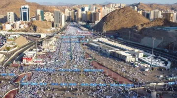 الحجاج يلقي الجمار في اليوم الثالث من أيام التشريق