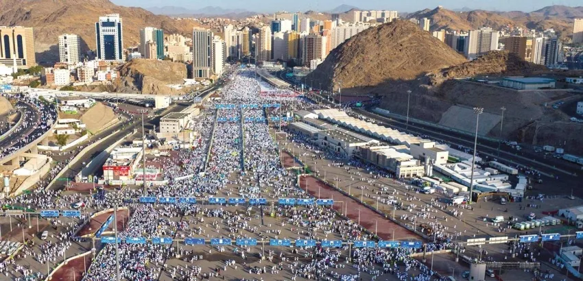 الحجاج يلقي الجمار في اليوم الثالث من أيام التشريق
