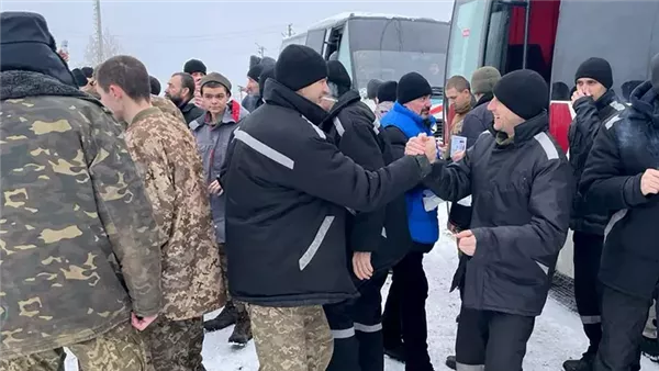 روسيا وأوكرانيا تتبادل عددًا من أسرى الحرب روسيا وأوكرانيا تتبادل عددًا من أسرى الحرب