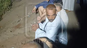 «لحظة مؤلمة».. أب ينتظر جثامين عائلته الغارقة في النيل بعد استعادة جثة طفله في حادث تروسيكل بأسيوط (فيديو وصور)