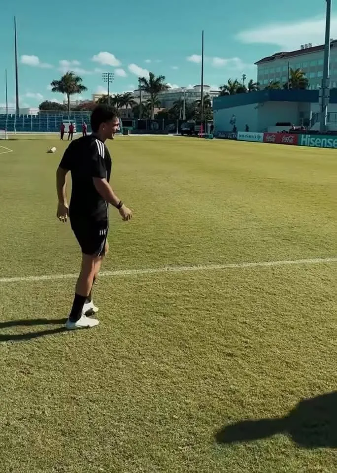 استقبال حار من لاعبي الأهلي لزيزو خلال التدريب الصباحي اليوم في أمريكا.. صور استقبال حار من لاعبي الأهلي لزيزو خلال التدريب الصباحي اليوم في أمريكا.. صور
