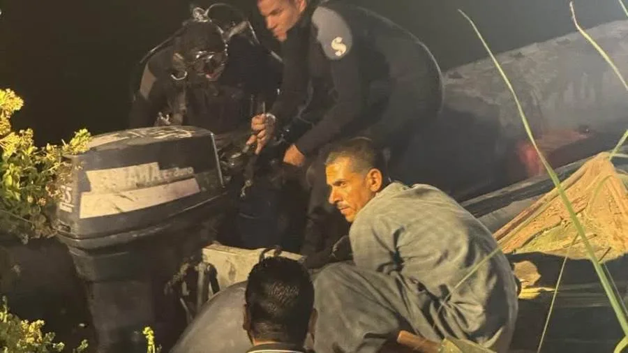 محافظ أسيوط يتابع حادث غرق تروسيكل في نهر النيل والبحث عن 4 مفقودين محافظ أسيوط يتابع حادث غرق تروسيكل في نهر النيل والبحث عن 4 مفقودين