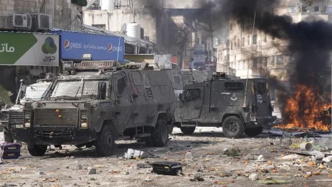 إصابة 16 فلسطينياً بحالات اختناق خلال عملية اقتحام الجيش الإسرائيلي لنابلس إصابة 16 فلسطينياً بحالات اختناق خلال عملية اقتحام الجيش الإسرائيلي لنابلس