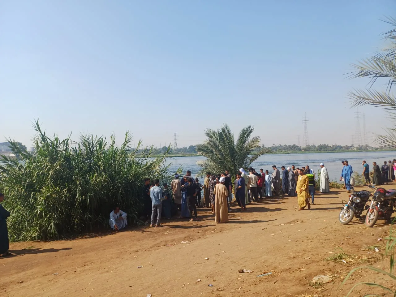 فرق الإنقاذ النهري تواصل عمليات البحث عن طفلتين ووالدتهن وعمتهن سقطوا في النيل بأسيوط جراء انقلاب تروسيكل. فرق الإنقاذ النهري تواصل عمليات البحث عن طفلتين ووالدتهن وعمتهن سقطوا في النيل بأسيوط جراء انقلاب تروسيكل.