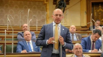 النائب هشام حسين يدعو الحكومة لتطبيق قانون تنظيم “السمسرة” لمكافحة الفوضى في القطاع العقاري وحماية المواطنين.
