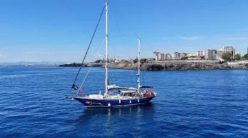 ثمانية من نشطاء سفينة مادلين يرفضون التوقيع على وثائق الإبعاد