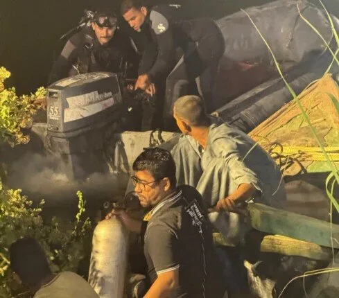 مأساة أسيوط: فرق الإنقاذ تستمر في عمليات البحث عن أربعة مفقودين بعد سقوط تروسيكل في النيل مأساة أسيوط: فرق الإنقاذ تستمر في عمليات البحث عن أربعة مفقودين بعد سقوط تروسيكل في النيل