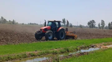 الفرق التنفيذية لمشروعات تطوير الأراضي تراقب تقدم العمل في محطات الزراعة الآلية بالغربية