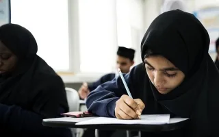 “التربية” تطيل مدة اختبار “العلوم” إلى ساعتين بعد حدوث مشكلة تقنية مفاجئة في الجولة الأولى من الامتحانات.