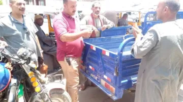 رئيس مركز ساحل سليم بأسيوط يراقب تقدم العمل في مشروع العبارات النهرية