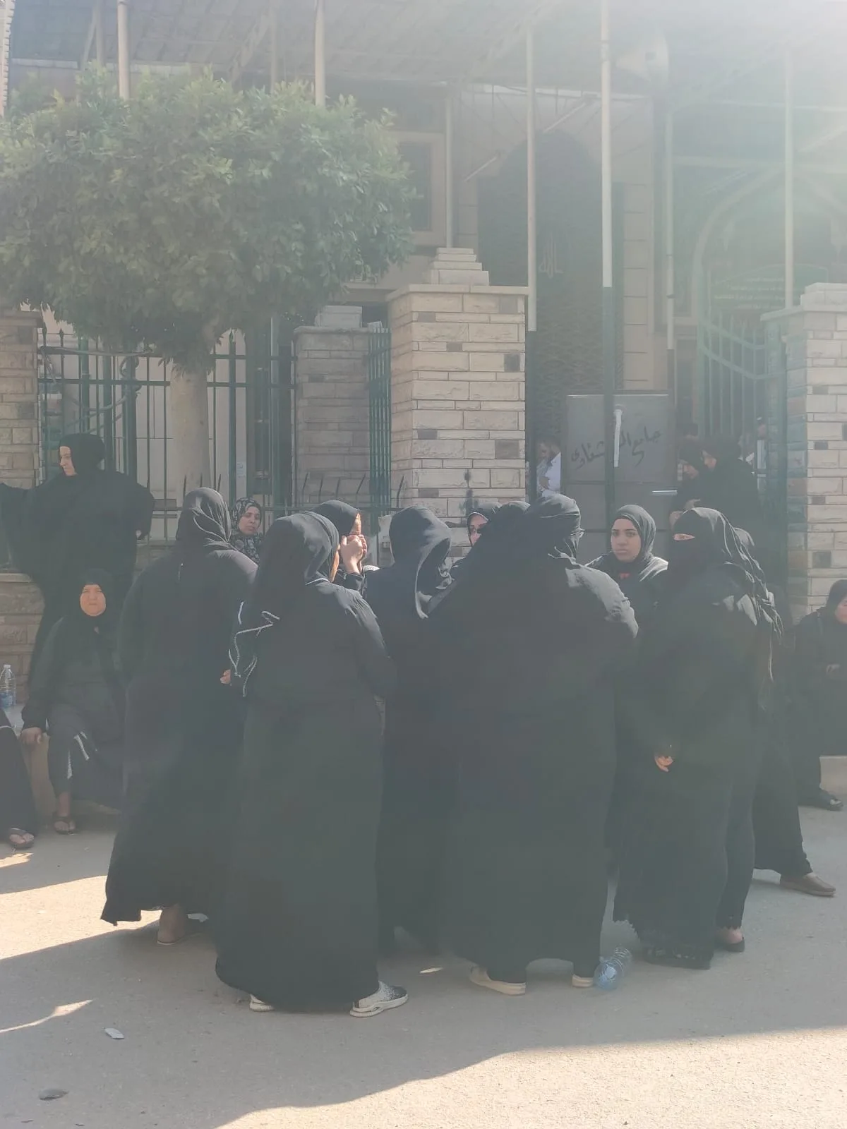 بعد إغلاقه عيادته بالجنزير وهروبه.. إجراء عاجل من وزارة الصحة ضد طبيب المحلة | صور