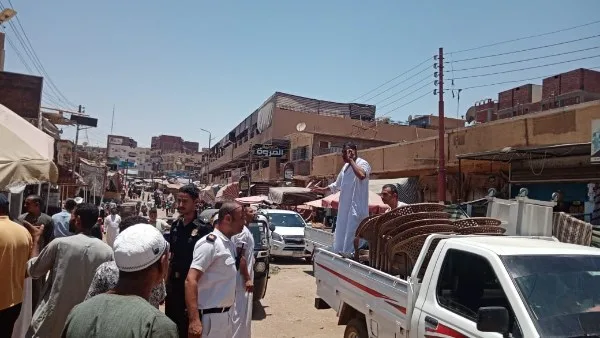 أسوان: إغلاق نهائي لعشر محلات غير ملتزمة وإزالة 500 مخالفة إشغال أسوان: إغلاق نهائي لعشر محلات غير ملتزمة وإزالة 500 مخالفة إشغال