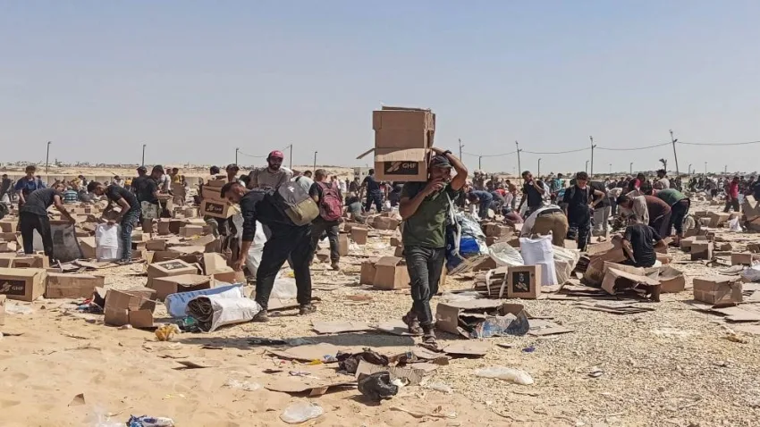 زيادة عدد الشهداء الفلسطينيين إلى 17 نتيجة قصف الاحتلال الإسرائيلي لموقع توزيع المساعدات في غزة. زيادة عدد الشهداء الفلسطينيين إلى 17 نتيجة قصف الاحتلال الإسرائيلي لموقع توزيع المساعدات في غزة.