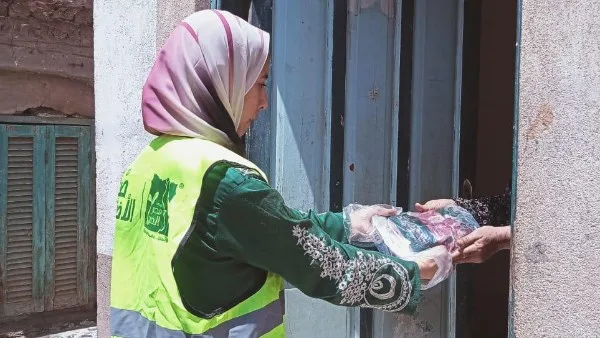 محافظ المنيا: توزيع لحوم 186 أضحية على 131 ألف أسرة بالتعاون مع مؤسسة مصر الخير محافظ المنيا: توزيع لحوم 186 أضحية على 131 ألف أسرة بالتعاون مع مؤسسة مصر الخير