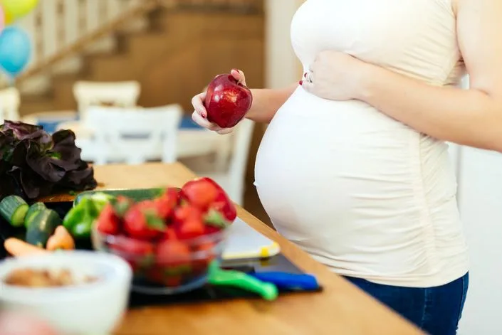تعزز طاقتك وحيويتك: أبرز 9 أطعمة تخفف الشعور بالتعب خلال الحمل