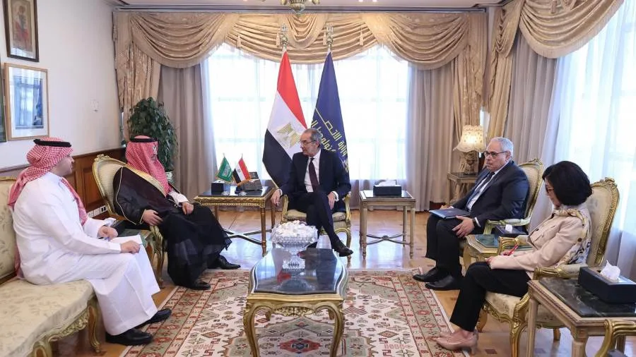 وزير الاتصالات يتباحث مع سفير السعودية في مصر حول تعزيز فرص التعاون بين البلدين.