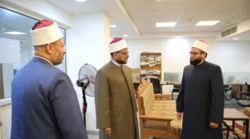 أمين البحوث الإسلامية يقوم بزيارة إدارات المجمع ويؤكد على أهمية تحسين الأداء