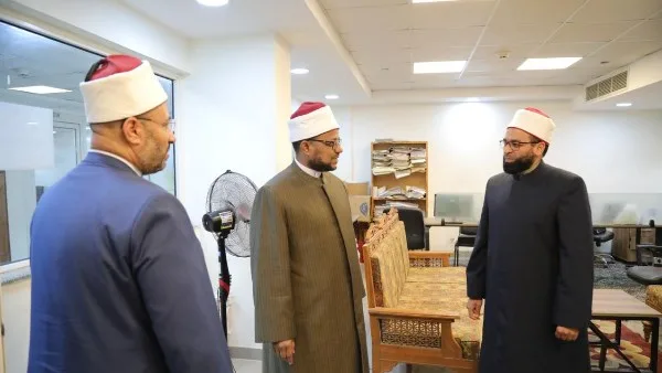 أمين البحوث الإسلامية يقوم بزيارة إدارات المجمع ويؤكد على أهمية تحسين الأداء أمين البحوث الإسلامية يقوم بزيارة إدارات المجمع ويؤكد على أهمية تحسين الأداء