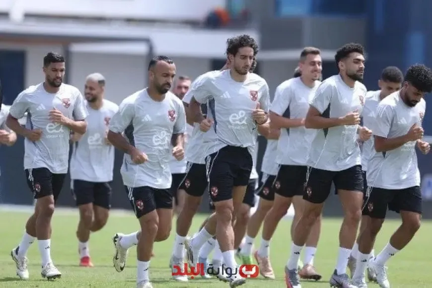 ريبيرو يمنح لاعبي الأهلي فرصة للاسترخاء أثناء التدريبات اليوم لتعزيز الأداء. ريبيرو يمنح لاعبي الأهلي فرصة للاسترخاء أثناء التدريبات اليوم لتعزيز الأداء.