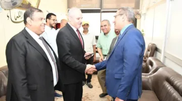 رئيس جامعة قناة السويس يبارك للعاملين في المبنى الإداري بمناسبة عيد الأضحى المبارك