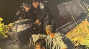 نجاة 12 شخصًا وغرق 4 وانتشال جثة طفل جراء سقوط تروسيكل في نهر النيل بقرية بأسيوط.. صور