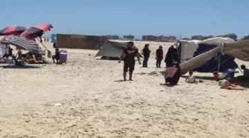 إزالة 20 خيمة غير قانونية على شاطئ جمصة
