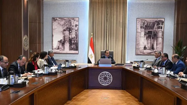 رئيس الوزراء يراقب تقدم التشغيل التجريبي لتحسين نظام زيارة الأهرامات رئيس الوزراء يراقب تقدم التشغيل التجريبي لتحسين نظام زيارة الأهرامات