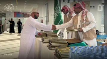 توزيع هدية الملك سلمان على الحجاج المغادرين من منفذ حالة عمار