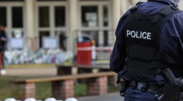 طالب ي stab مشرفة في مدرسته ويقضي عليها في شرق فرنسا
