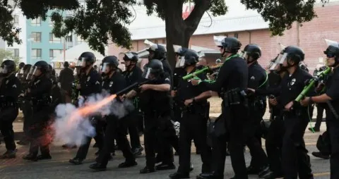 موقع لا ملوك يحدد يوم 14 لتنظيم احتجاجات وطنية ضد ‘الديكتاتور ترامب’ موقع لا ملوك يحدد يوم 14 لتنظيم احتجاجات وطنية ضد ‘الديكتاتور ترامب’