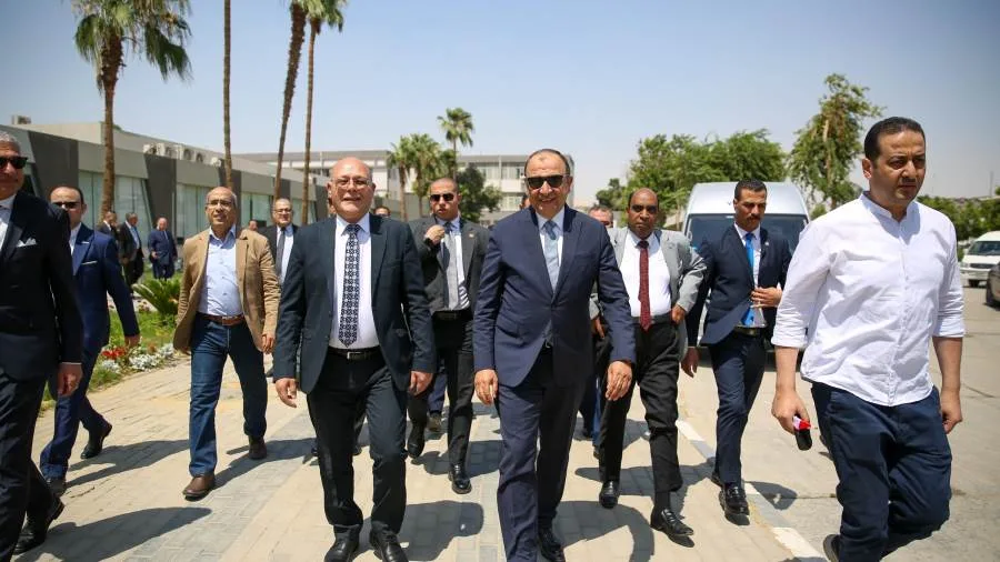 وزير قطاع الأعمال يزور شركة النصر للسيارات لمراقبة تقدم العمل في مصنع الأتوبيسات وزير قطاع الأعمال يزور شركة النصر للسيارات لمراقبة تقدم العمل في مصنع الأتوبيسات