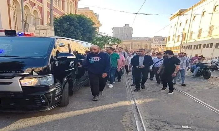 في وداعٍ مهيب.. الآلاف يرافقون جثمان محمود صلاح ضحية العاصفة الثلجية في الإسكندرية في وداعٍ مهيب.. الآلاف يرافقون جثمان محمود صلاح ضحية العاصفة الثلجية في الإسكندرية