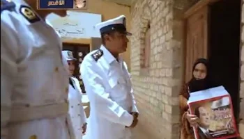 شاهد: أفراد الشرطة يقومون بتوزيع المواد الغذائية في المناطق الأكثر حاجة
