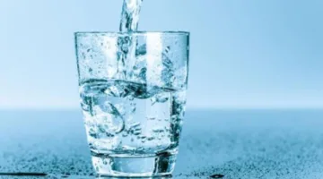 شرب كوب من الماء كل ساعة: خطوة أساسية للتعافي الغذائي بعد انتهاء عيد الأضحى