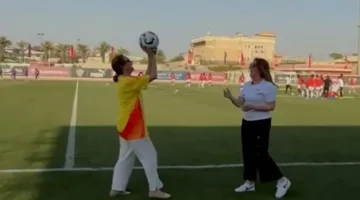 “منافسة دبلوماسية” في مهارات كرة القدم بين سفيرتي الولايات المتحدة وكولومبيا في بطولة خوفو