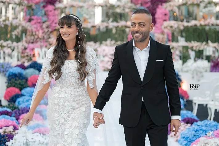 تامر عاشور يبوح بمشاعره: “زوجتي تغار عليّ بسبب اللمسات” تامر عاشور يبوح بمشاعره: “زوجتي تغار عليّ بسبب اللمسات”