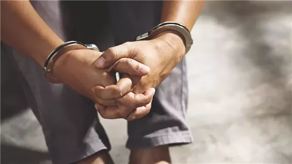 اعتقال شخص بتهمة الاشتباك مع جيرانه في الوراق اعتقال شخص بتهمة الاشتباك مع جيرانه في الوراق