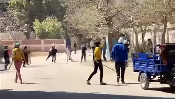 إصابة 5 أفراد بجروح بالغة نتيجة اشتباك عائلي بسبب نزاعات الجيرة في المنيا إصابة 5 أفراد بجروح بالغة نتيجة اشتباك عائلي بسبب نزاعات الجيرة في المنيا