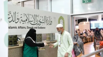 الشؤون الإسلامية تتابع توزيع هدية الملك للحجاج المغادرين من مطار جدة